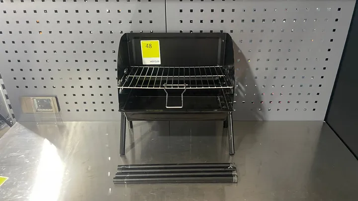 Kompakter Holzkohlegrill mit Standbeinen